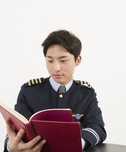 航空公司飞行员读一本书图片