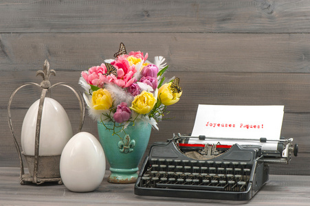 复活节静物郁金香 鸡蛋和打字机