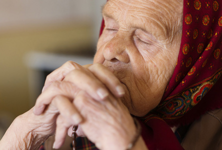 老女人祈祷