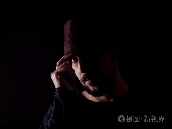 一个戴着帽子的大胡子男人关键形象低落