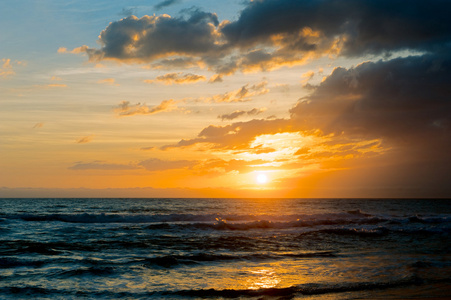 海上日出