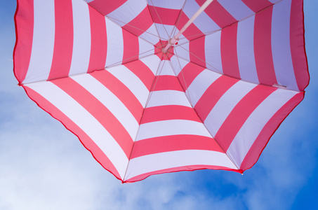 海滩伞的背景图片