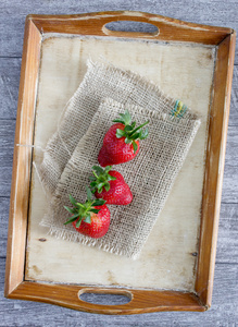 桌上的草莓