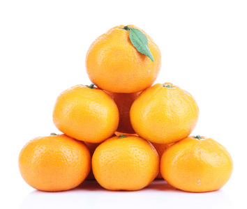 成熟香甜的橘子，孤立的白色衬底上