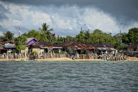 印尼渔民村海滩上的一座教堂