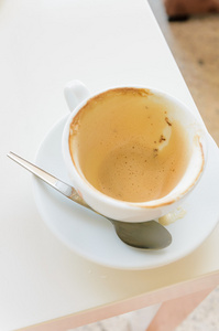空杯热咖啡在白色桌子上清晨的时光