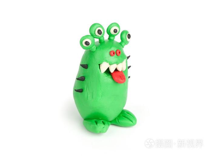 橡皮泥上白色孤立的绿色怪物