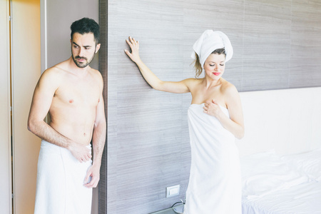 在酒店房间洗完澡后对年轻夫妇
