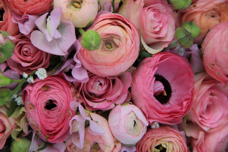 粉红玫瑰和毛茛属新娘花束