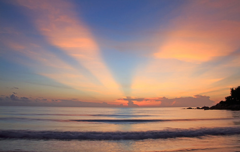 热带生动的夕阳的天空和大海