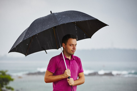 在大雨中的男人