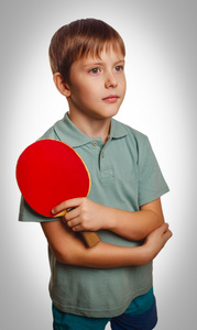 灰色表年轻男孩趣味体育玩网球球拍打平 p