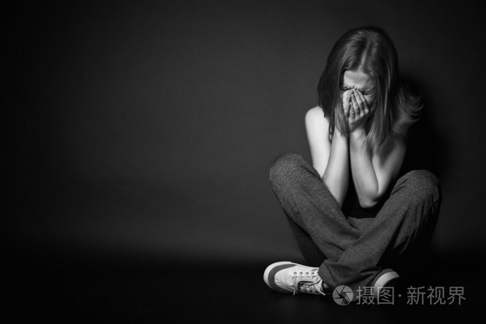 在抑郁和绝望在黑黑暗哭泣的女人照片-正版商用图片1o