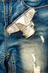 老式的牛仔裤，配上经典的相机细部特写
