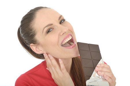 年轻女子吃巧克力
