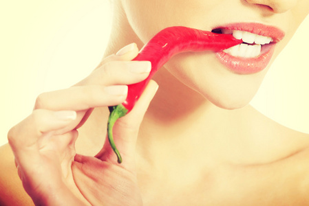红辣椒在嘴里的女人