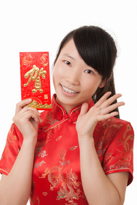 美丽的中国妇女拿着一个红色的信封, 用来给一个礼物的钱, 为中国新年和孤立的白色背景