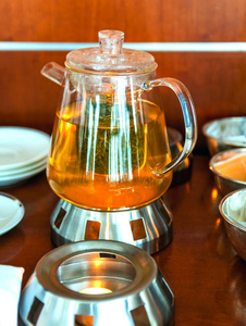 在透明的玻璃茶壶泡茶叶