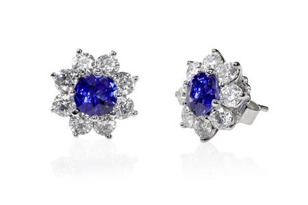 蓝色的宝石和钻石耳环