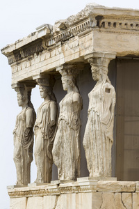 在古代门廊的 caryatides 在雅典卫城，雅典，希腊