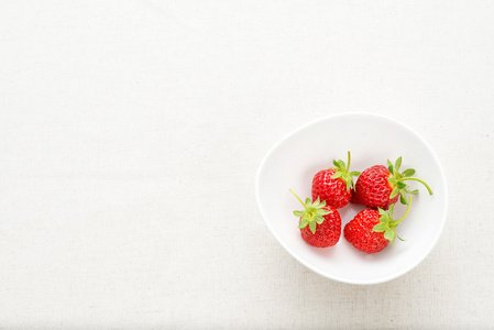 在白碗美味草莓