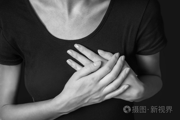 女人捂住胸口,心脏病发作