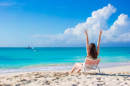 在上个暑假的沙滩椅年轻快乐的女人