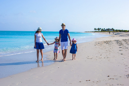 年轻漂亮的家庭，有两个孩子在加勒比海度假