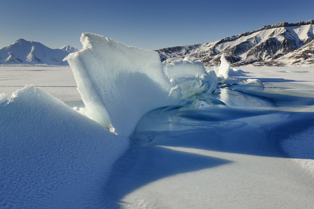 在斯匹次卑尔根湾浮冰的裂缝