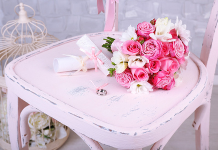 在木椅上的美丽婚礼花束