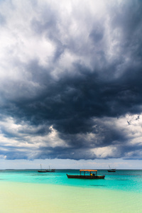 黑暗的乌云上面一个热带海滩