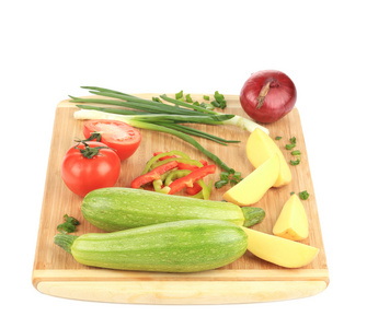 新鲜蔬菜在菜板上