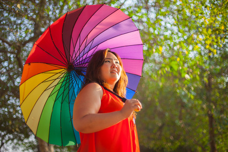 幸福的脂肪女人用的伞
