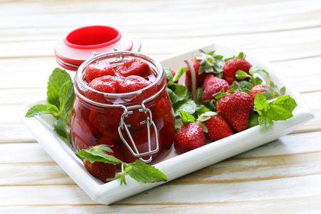 从新鲜成熟的草莓，放在玻璃缸自制果酱