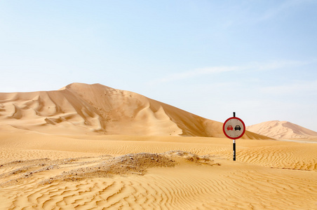 沙漠沙丘之间的路标阿曼