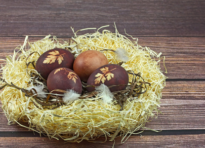 巢与复活节彩蛋上木制的背景