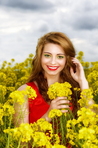 美丽的年轻女子，穿着红色黄色字段