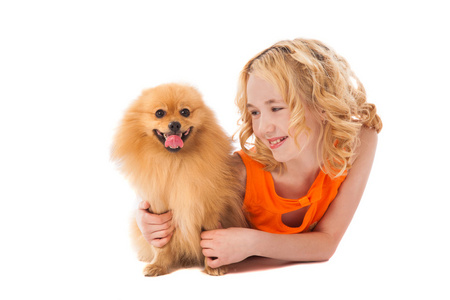 小微笑的女孩，抱着她的狗图片
