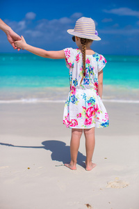 可爱的小女孩，戴着帽子在暑假期间的海滩