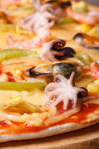 意大利的比萨饼，章鱼 贻贝和蔬菜