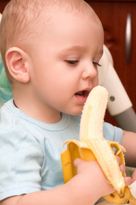 小宝贝男孩吃香蕉