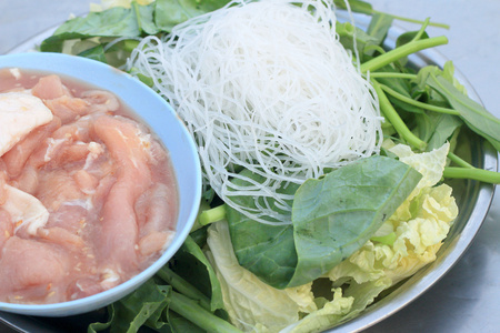 腌好的五花肉的寿喜烧亚洲食品