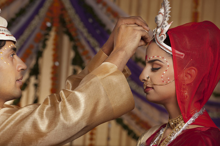 孟加拉新郎把新娘的前额发际红图片