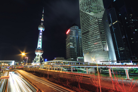 夜景上海现代标志性建筑背景汽车