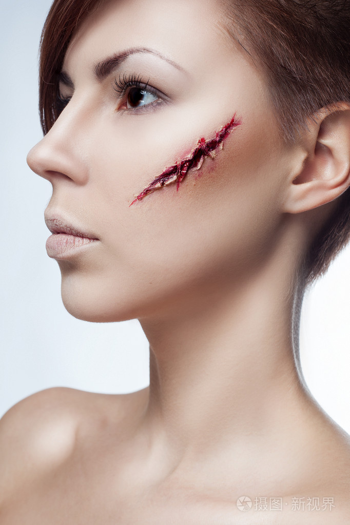 女孩脸上的伤口照片-正版商用图片1fn9c0-摄图新视界