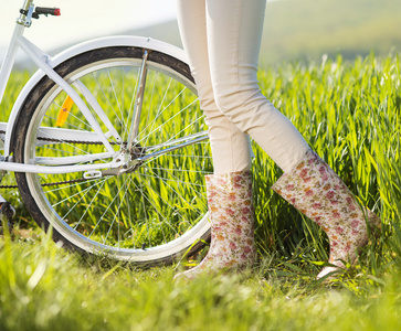 女人的脚骑在自行车上的靴子