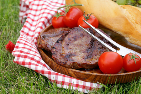 烧烤的肉牛肉牛排户外野餐图片
