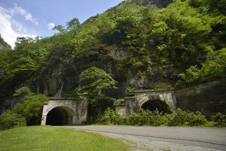 没有灯光在山中的两个公路隧道图片