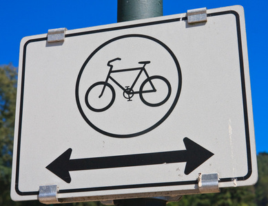 带有箭头的自行车道路标志