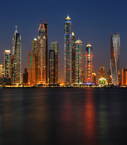 黄昏从朱美拉棕榈岛在迪拜，阿拉伯联合酋长国的迪拜码头